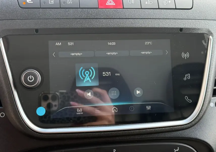 Écran tactile central du tableau de bord du Iveco Daily blanc, affichant la radio AM à 531 kHz.