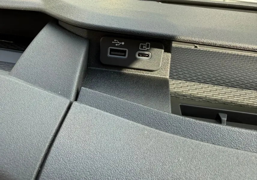 Détail du tableau de bord de l'Iveco Daily 35S18 2026 montrant les ports USB type A et USB-C intégrés.
