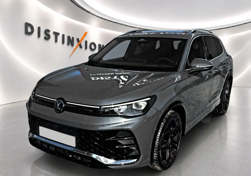 Volkswagen Tiguan 2.0 TDI gris dauphin en 3/4 avant droit avec jantes noires et calandre R-Line.