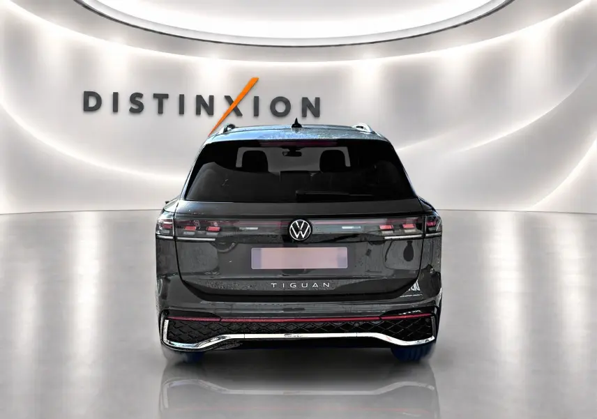 Vue arrière d'un Volkswagen Tiguan gris dauphin 2024 avec feux LED et logo VW bien visibles.