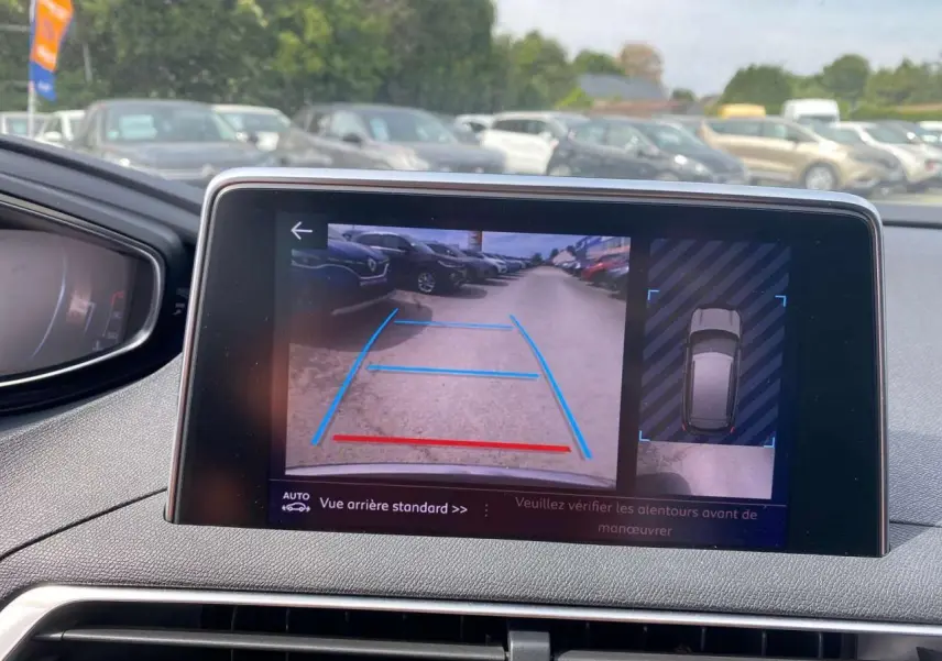 Écran central du Peugeot 3008 gris platinium montrant la caméra de recul avec aides au stationnement activées.