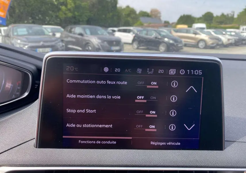Écran tactile intérieur du Peugeot 3008 GT Line 2018 affichant les réglages d’aides à la conduite, vue avant du tableau de bord.
