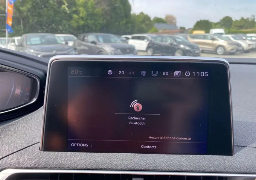 Écran tactile central du Peugeot 3008 GT Line 2018 affichant la recherche Bluetooth, intérieur vu de face.