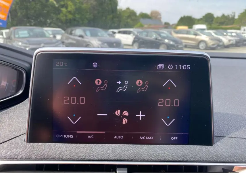 Écran tactile central du Peugeot 3008 gris platinium de 2018 affichant la climatisation à 20°C en extérieur.