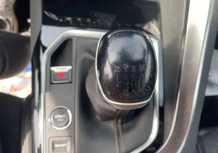 Gros plan sur le levier de vitesse manuel noir du Peugeot 3008 GT Line 2018 avec bouton start/stop à gauche.