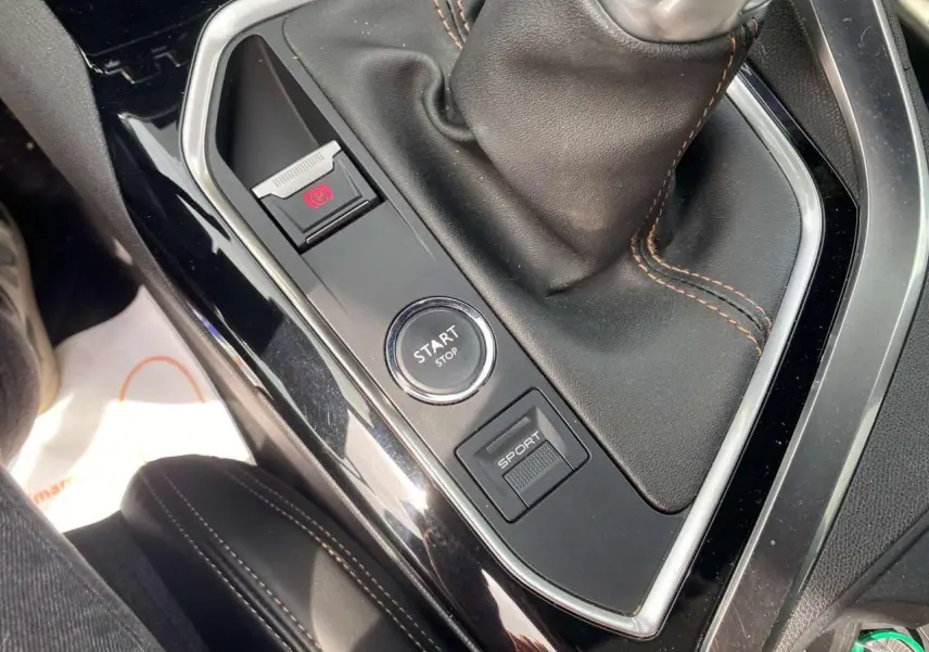 Gros plan sur la console centrale du Peugeot 3008 GT Line 2018 avec bouton start/stop, frein électrique et mode sport.