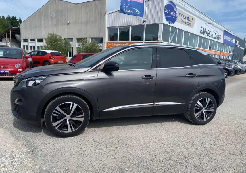 Peugeot 3008 gris platinium vue de profil côté gauche, avec barres de toit aluminium et vitres surteintées.