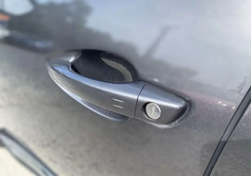 Poignée de porte côté gauche en gros plan sur Peugeot 3008 gris platinium métallisé de 2018.