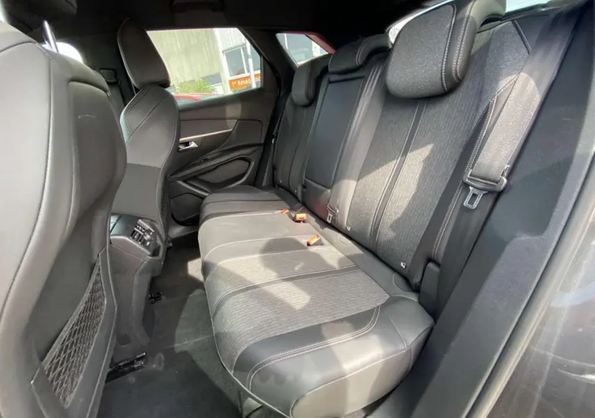 Vue intérieure du siège arrière droit du Peugeot 3008 gris platinium, montrant les finitions en tissu et cuir avec surpiqûres contrastées.