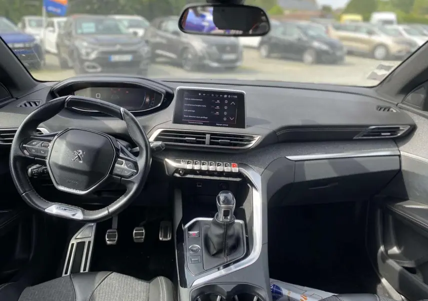 Intérieur du Peugeot 3008 GT Line 2018, vue du poste de conduite avec volant compact et levier de vitesses manuel.