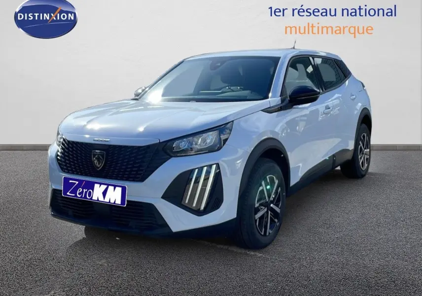 Peugeot 2008 blanc Okenite en 3/4 avant droit, avec feux LED verticaux distinctifs et jantes noires.