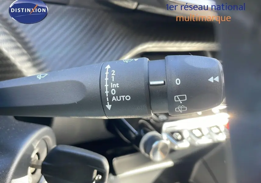 Gros plan sur la commande d'essuie-glace dans l'habitacle du Peugeot 2008 blanc Okenite Metal, version 2025.