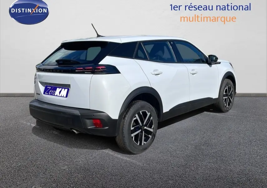 Peugeot 2008 blanc Okenite métal en vue 3/4 arrière droit, soulignant ses feux LED et jantes noires.