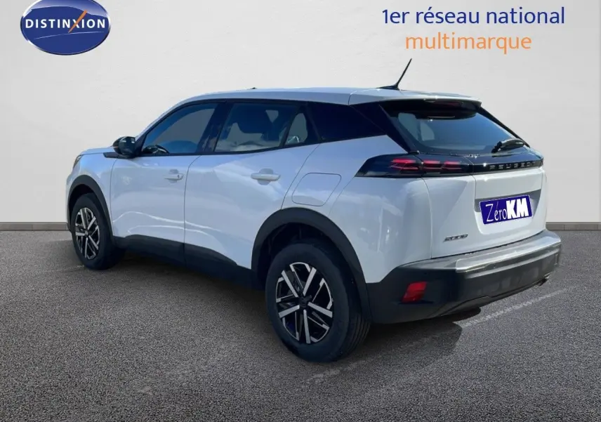 Peugeot 2008 blanc Okenite métal vu de trois quarts arrière côté gauche avec jantes noires et toit noir.