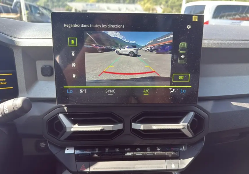 Écran central du tableau de bord du Dacia Bigster Hybrid 155 Journey City montrant la caméra multiview en marche.