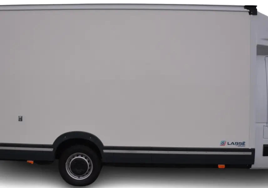 Vue de profil côté droit d’un Renault Master Plancher Cabine blanc avec caisse de grande capacité et marquage Labbé.