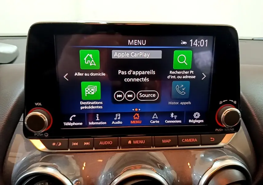 Écran tactile central 8 pouces du Nissan Juke Hybrid 2022 affichant le menu Apple CarPlay, avec commandes audio en dessous.