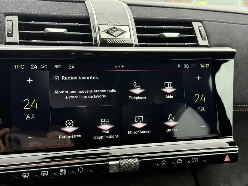 Vue rapprochée de l'écran tactile central du DS7 E-TENSE 225ch gris 2024, affichant les options multimédia et climatisation.