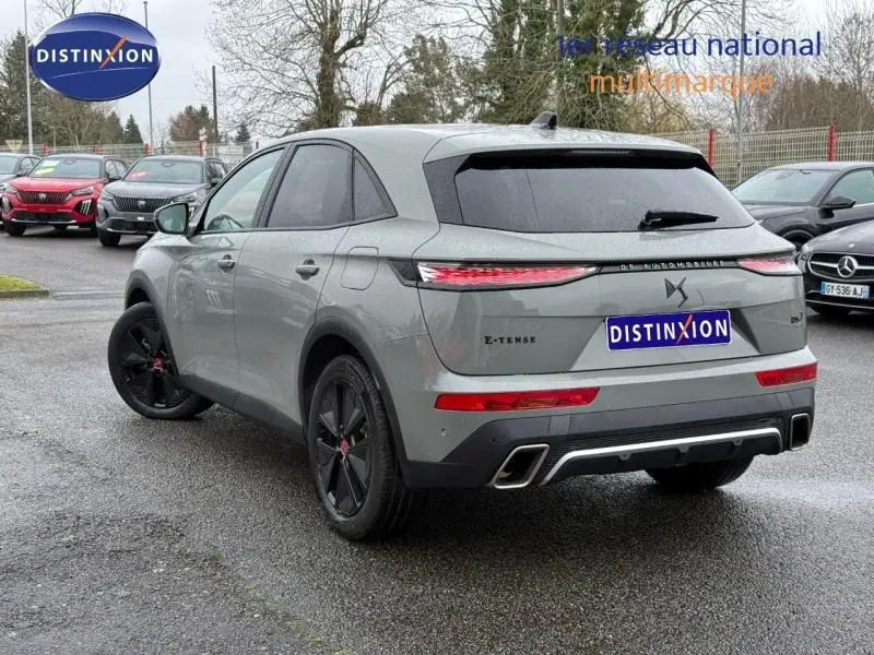 Vue 3/4 arrière droite d'un DS7 E-TENSE gris 2024 avec feux arrière fins et jantes noires distinctives.