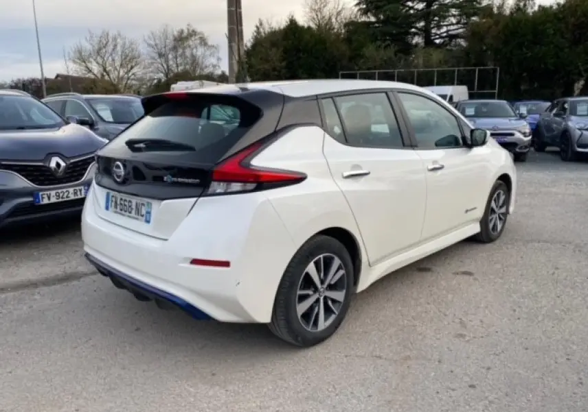 Nissan Leaf 40 N-Connecta blanc vue 3/4 arrière droit avec toit noir et feux arrière distinctifs en forme de boomerang.