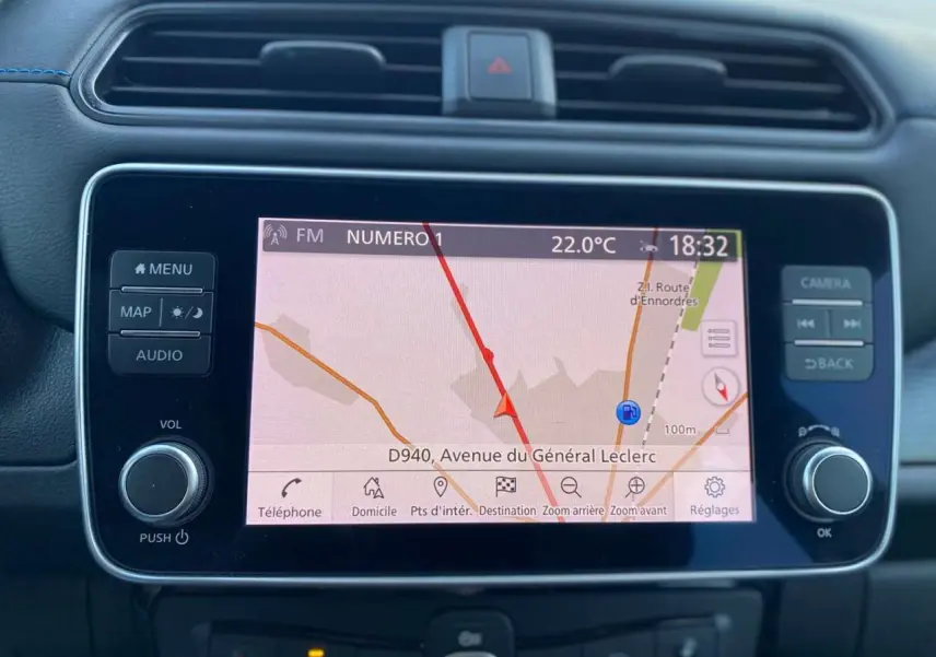 Écran tactile 8 pouces du système de navigation NissanConnect dans une Nissan Leaf blanche, vue intérieure centrale.