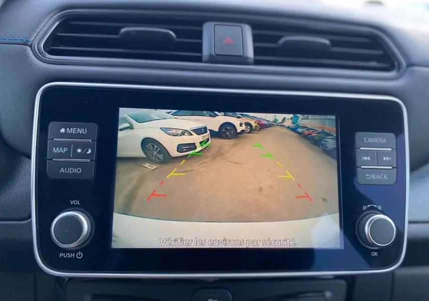 Écran tactile 8'' du Nissan Leaf 40 N-Connecta montrant la caméra de recul avec repères colorés de stationnement.