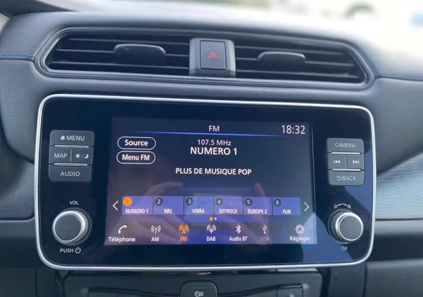 Écran tactile 8 pouces du tableau de bord de la Nissan Leaf 40 N-Connecta blanc, affichant la radio FM à 18h32.