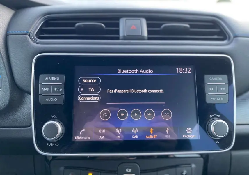 Écran tactile central allumé du tableau de bord intérieur de la Nissan Leaf blanche 40 N-CONNECTA 2020.