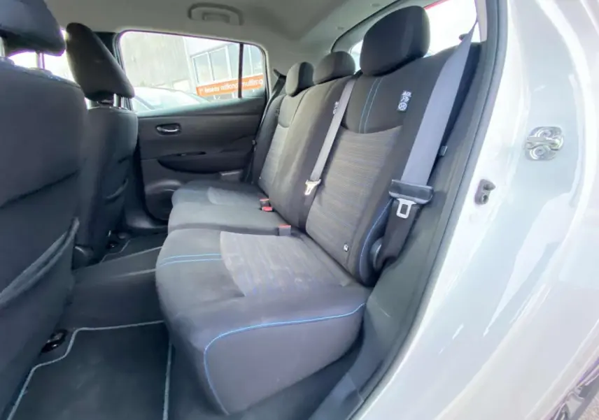 Vue intérieure côté droit des sièges arrière noirs avec surpiqûres bleues d'une Nissan Leaf 40 N-Connecta blanche de 2020.