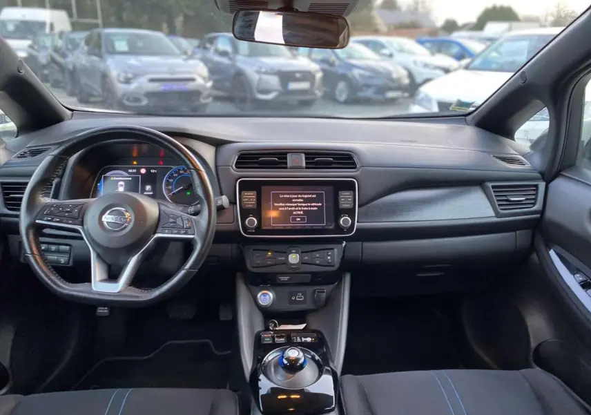 Intérieur de la Nissan Leaf 40 N-Connecta 2020 vu de face, tableau de bord noir avec écran tactile central allumé.