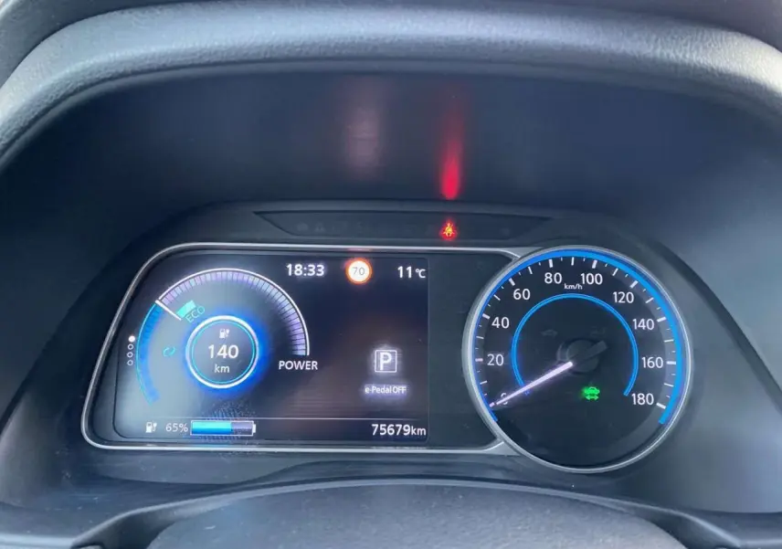 Combiné d'instrumentation numérique de Nissan Leaf 40 N-Connecta 2020 montrant autonomie, vitesse et état e-Pedal.