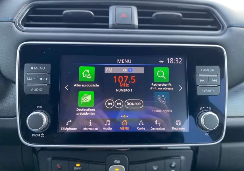 Écran tactile central 8 pouces du tableau de bord de la Nissan Leaf blanche 2020, affichant le menu radio FM.