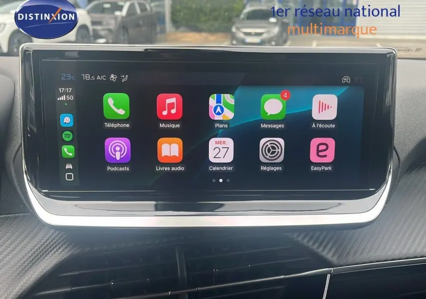 Écran tactile central affichant les applications connectées dans l'habitacle d'une Peugeot 2008 2025.
