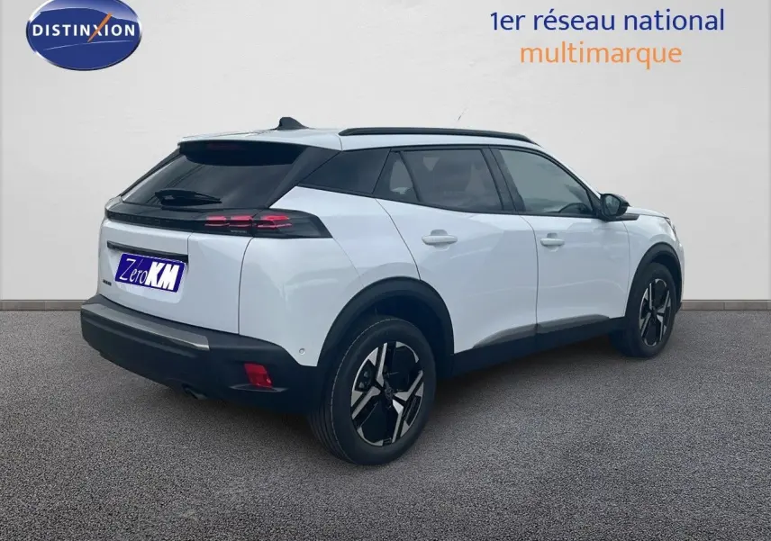 Peugeot 2008 blanc Okenite métal vu en 3/4 arrière droit, avec toit noir et jantes bi-ton distinctives.