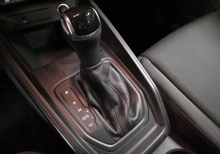 Gros plan sur la commande de la boîte automatique noire de l'Audi A1 Sportback 2020, côté console centrale.