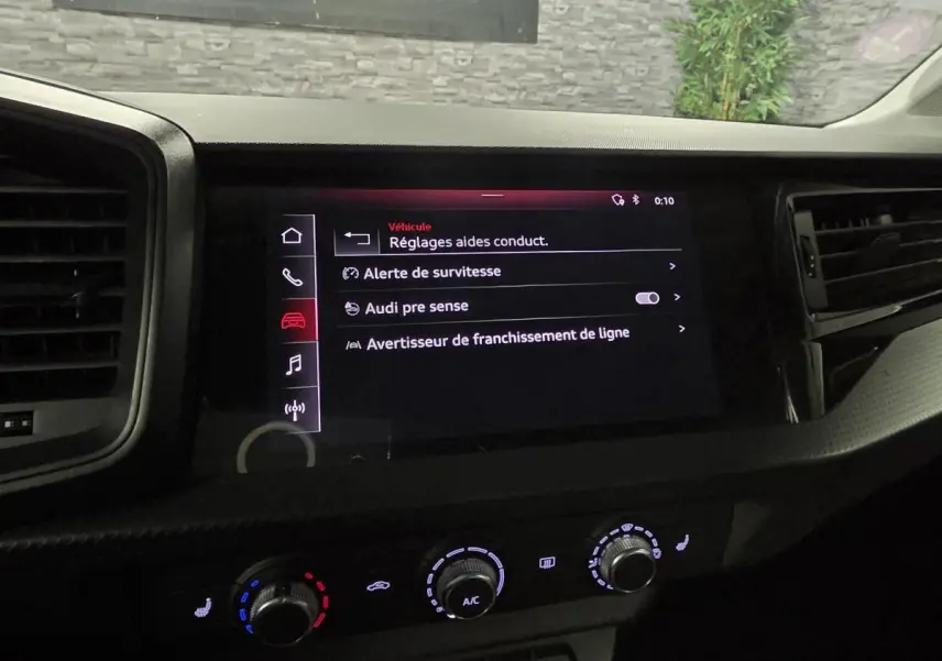 Vue rapprochée de l'écran tactile central et des commandes de climatisation de l'Audi A1 Sportback 2020.