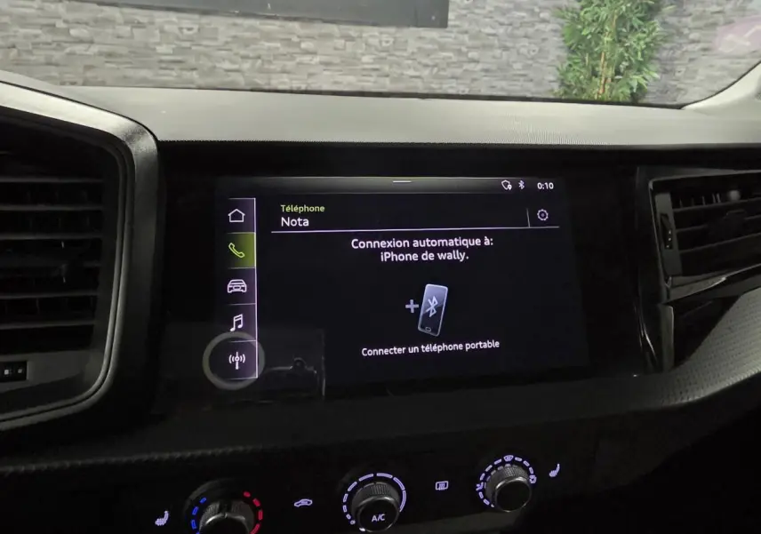 Écran tactile central de l'Audi A1 Sportback 2020 affichant la connexion Bluetooth dans un intérieur gris.