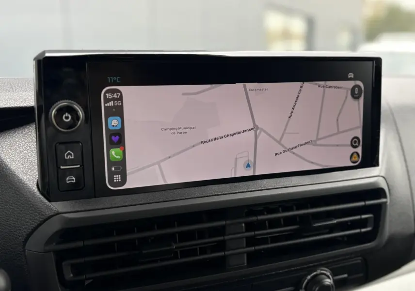 Écran tactile 10 pouces affichant une navigation 3D dans l'habitacle du Citroën Jumpy Noir Perla.