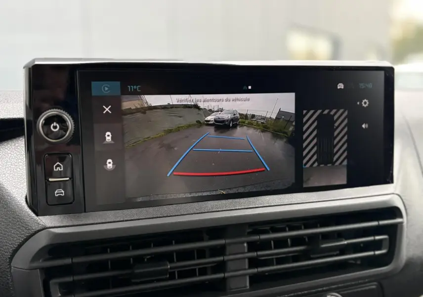 Écran tactile intérieur montrant la caméra de recul du Citroën Jumpy noir Perla avec lignes de guidage colorées.