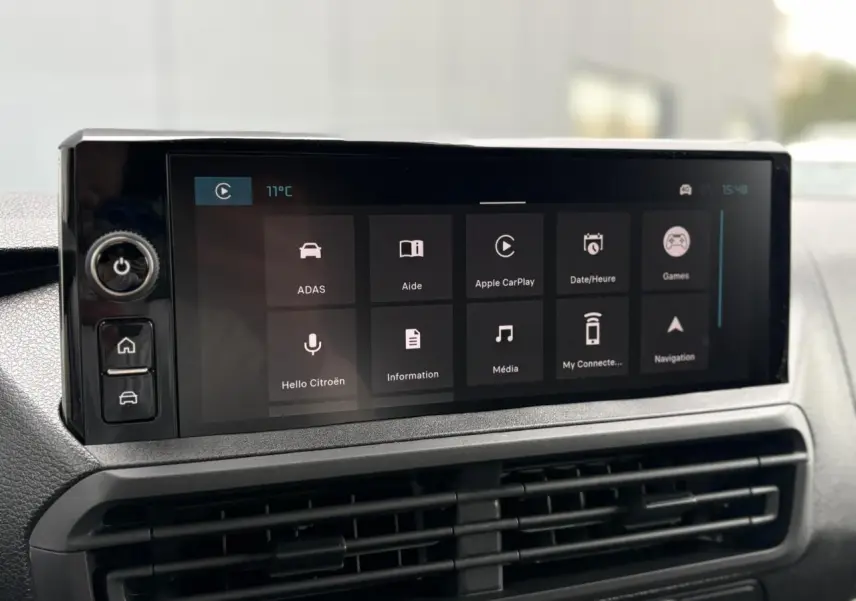 Écran tactile 10 pouces du tableau de bord du Citroën Jumpy noir Perla, affichant les options connectées.