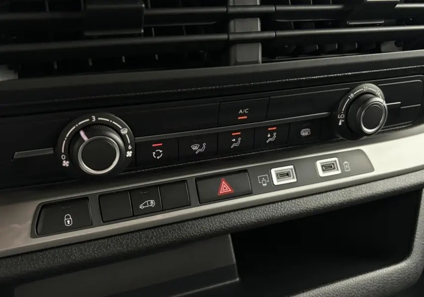 Détail de la console centrale du Citroën Jumpy noir, montrant les commandes de climatisation et boutons fonctionnels.