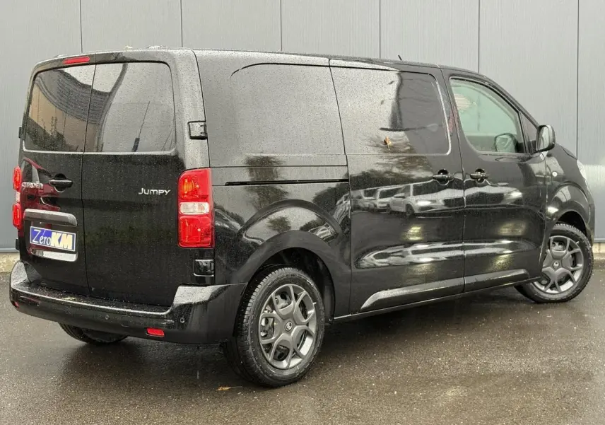 Vue 3/4 arrière droite du Citroën Jumpy noir Perla avec portes tôlées et jantes spécifiques Pack Look.