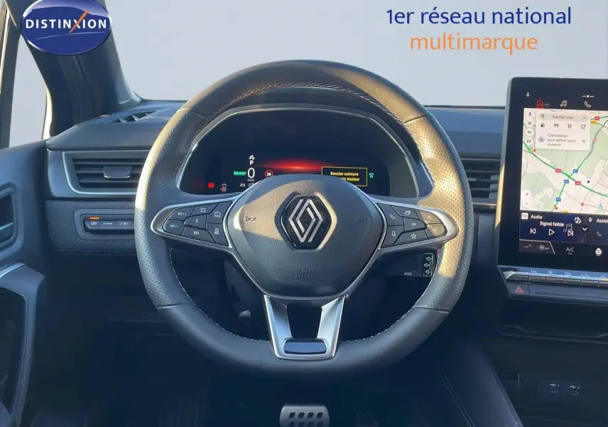 Volant cuir perforé Renault Captur E-Tech 2025 avec tableau de bord numérique et écran tactile GPS visible.