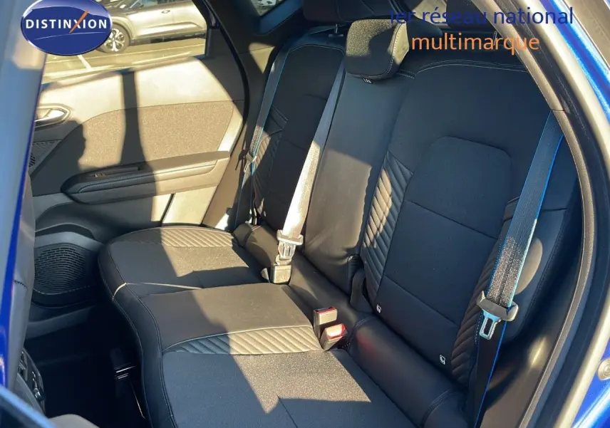 Banquette arrière en tissu noir avec surpiqûres bleues du Renault Captur E-Tech hybride 2025, vue côté droit porte ouverte.