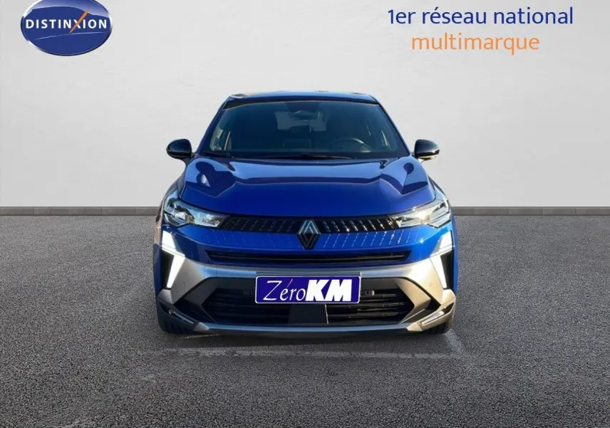 Vue frontale d'un Renault Captur E-Tech hybride bleu Iron Metal avec toit noir, éclairage LED et calandre moderne.