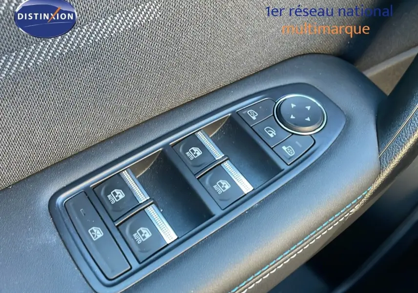 Gros plan sur les commandes des vitres électriques et rétroviseurs sur la portière côté gauche du Renault Captur bleu iron metal toit noir.