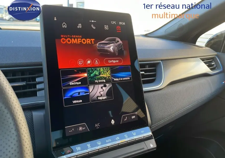 Écran tactile central vertical du tableau de bord du Renault Captur E-Tech bleu iron metal avec finition esprit Alpine.