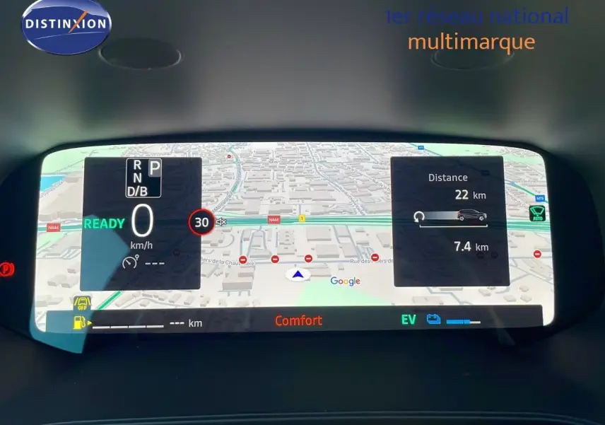 Tableau de bord numérique du Renault Captur E-Tech hybride 2025 affichant navigation et informations de conduite.