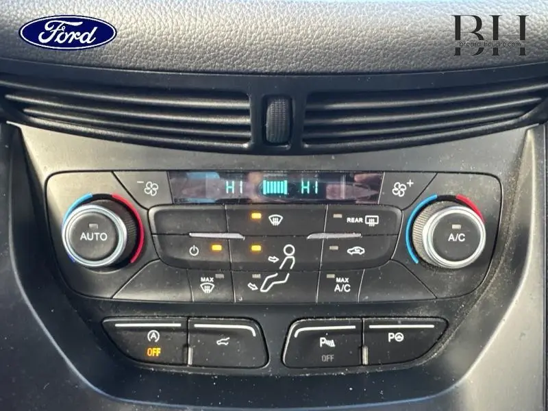 Panneau de commande de climatisation bi-zone du Ford Kuga gris lunaire, avec réglages chauffants activés.