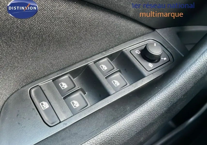 Commandes des vitres électriques et réglage des rétroviseurs côté conducteur dans une Skoda Kamiq 2025 gris argent métal.